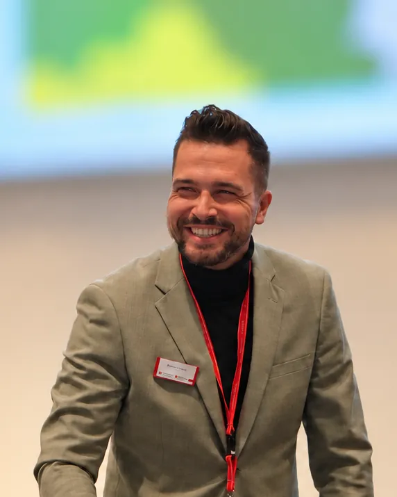 Marketing-Speaker Frederik Neust lacht auf dem Weg zur Bühne